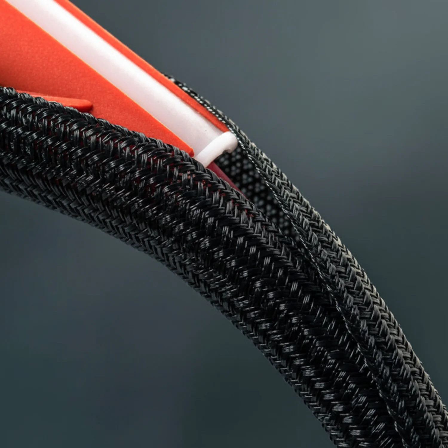 FLEXO® F6N: Split Braided Tubing for Easy Installation and Versatile Bundling - Image 3