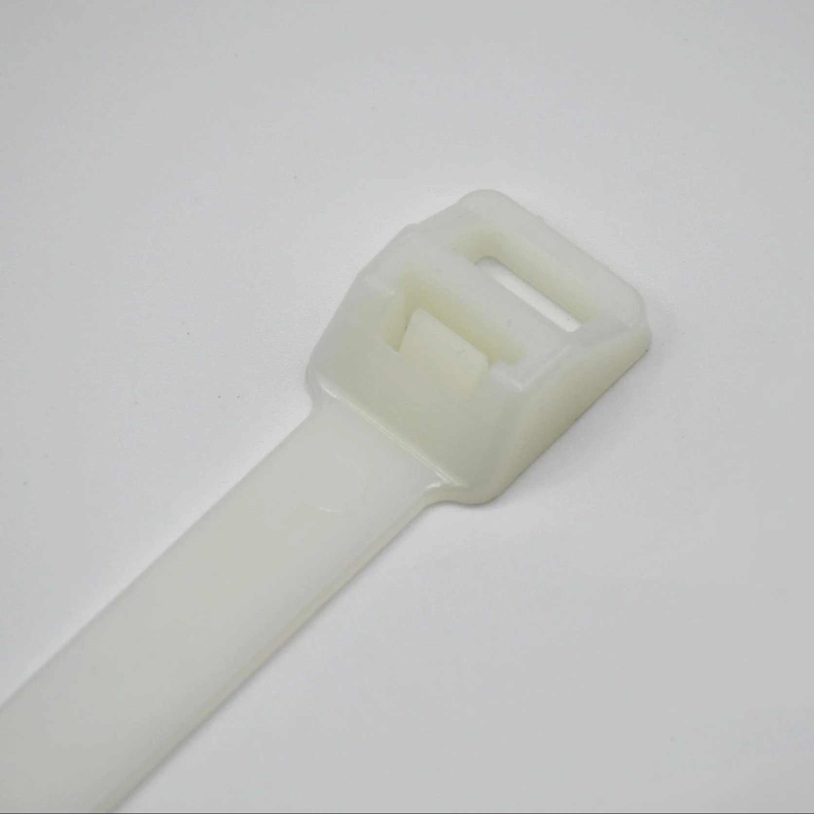 HellermannTyton T250R9X2 Heavy Duty Cable Tie, 20.3" Long, UL Rated, 250lb Tensile Strength, PA66, Natural, 25/pkg - Image 2